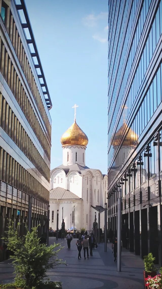 Храм между. Никольская старообрядческая церковь москва внутри. белая церковь между двух высоток старообрядческий храм. москва церковь среди небоскребов. москва сити церковь.