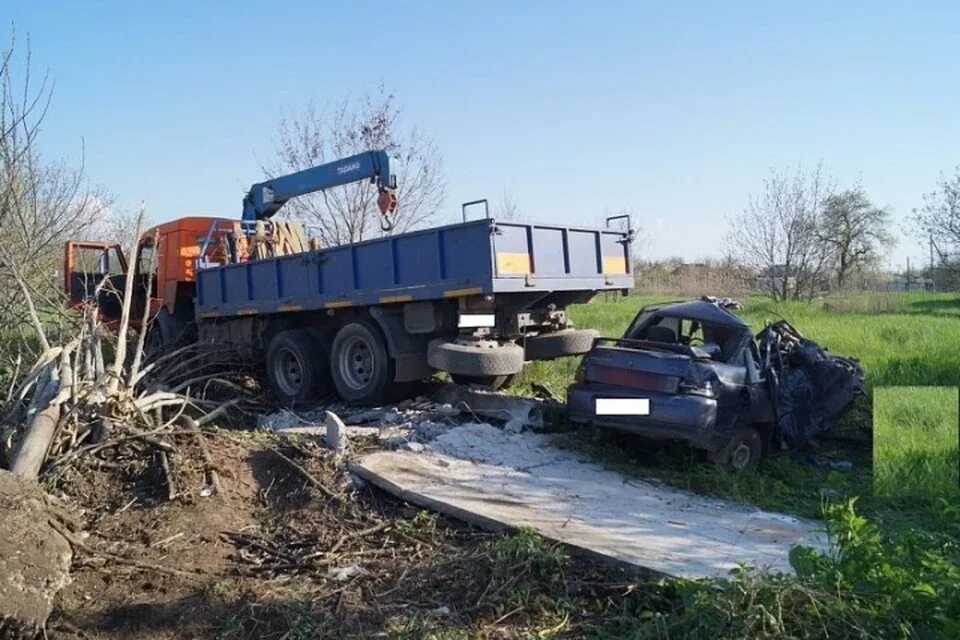 Омон а белореченск на трассе. Камаз фура. Дтп краснодарский край камаз. Дтп краснодарский край камаз. Мерседес дтп под камаз.