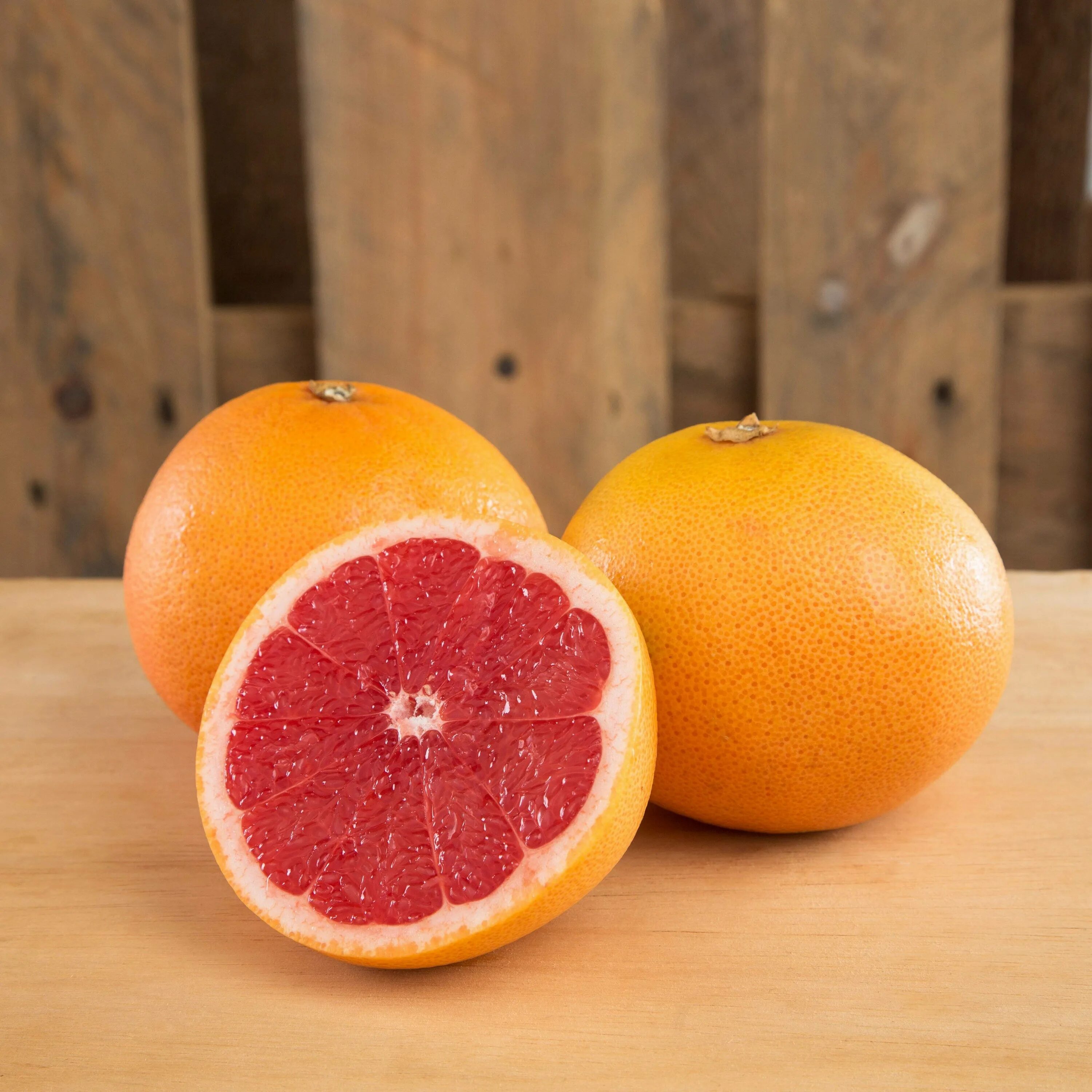 Грейпфрут гибриды цитрусовых. Апельсин грейпфрут помело. Апельсин это гибрид мандарина и помело. Гибрид апельсина и помело. Грейпфрут какой фрукт