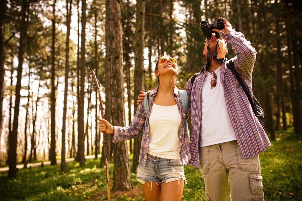 Пара в походе. Влюбленная пара на походе. парочка в походе сидят. bird watching. outdoor date night.