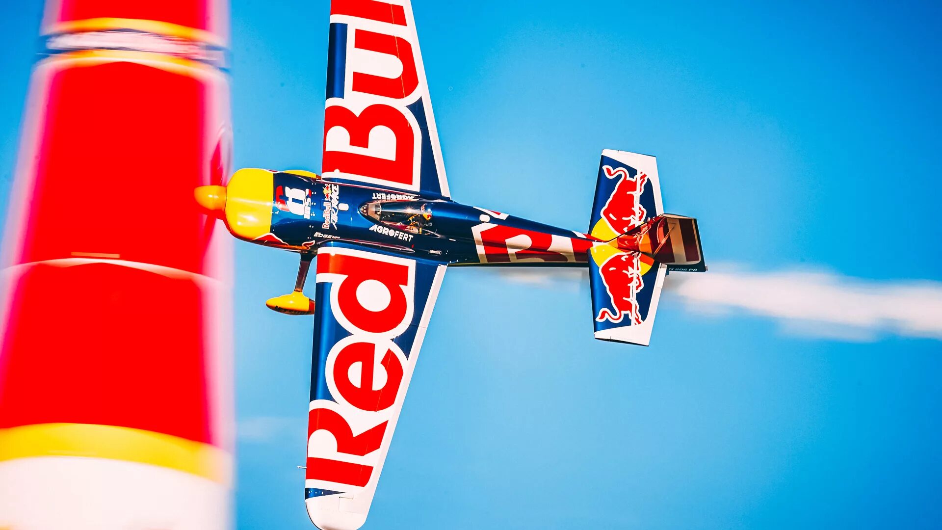 Red bull air. Ред булл аир рейс. самолеты red bull air. авиационные гонки. воздушные гонки.