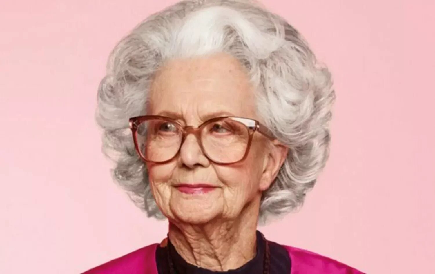 Старшая 1 100 лет. Жанна кальман. Бабушка в очках. Старшая 1 100 лет. 100 лет картинка.