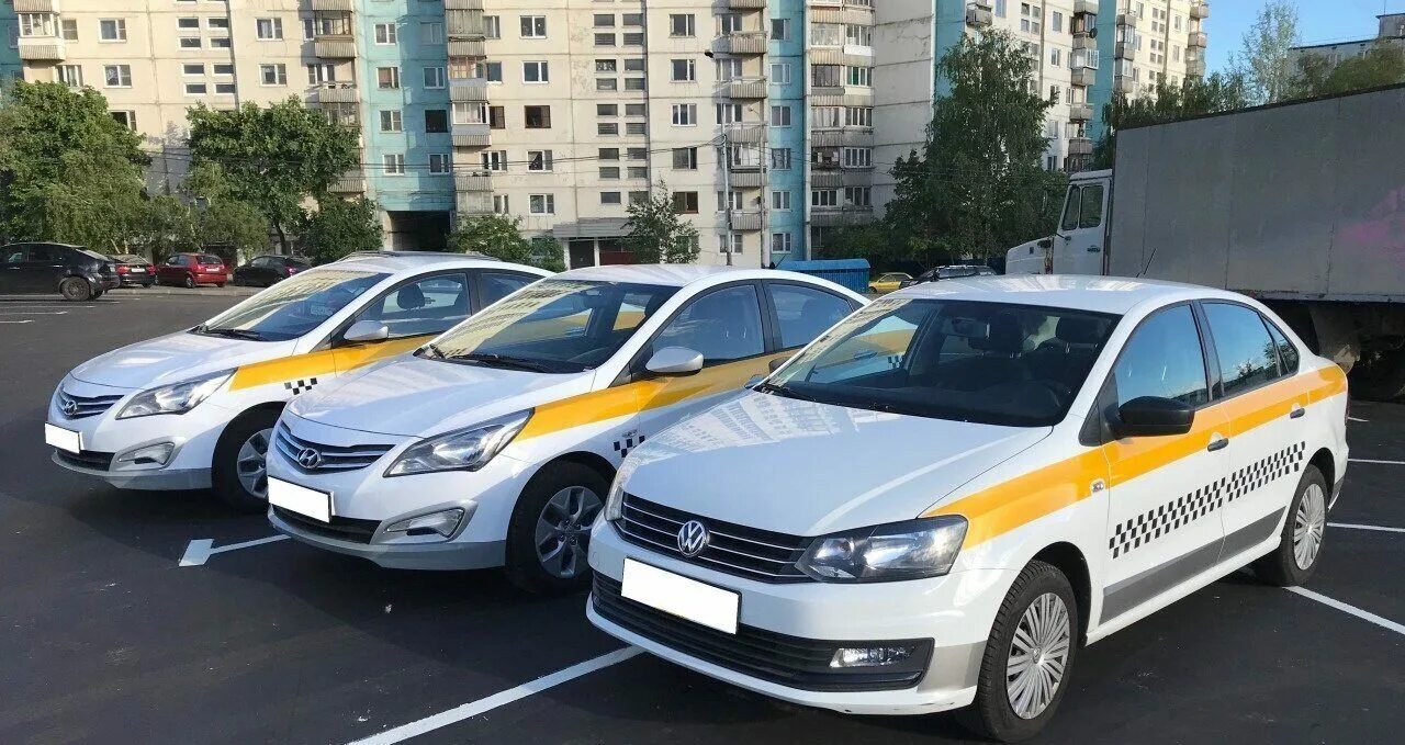 Авто под такси. Автомобиль под такси. Такси Москва. Автопарк такси. Таксомотор аренда