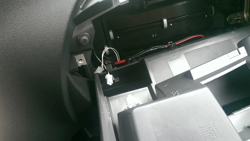 Калина 2 обогрев заднего. Калина 2 usb в бардачке. верхний бардачок калина 2. usb розетка в бардачок калина 2. подсветка бардачка лада калина.