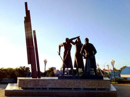 памятник старый оскол ржава. дорога мужества памятник старый оскол. памятник строителям железной дороги старый оскол ржава. день строителя белгородская область 2023. строитель старый оскол.