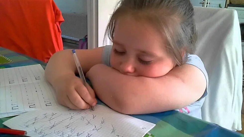 Видео как делают уроки. Как дети делают уроки. ребенок учит уроки. девочка учит уроки. картинка как ребенок делает уроки.