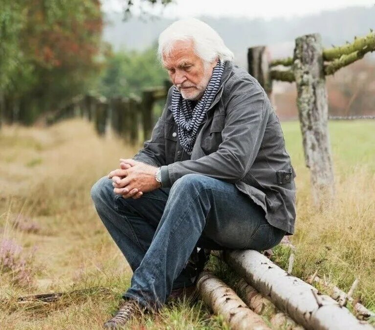 Лев толстой старик и яблони. Обема реагирует на старика и рычыт. Данный стариком ответ. Одинокие старики. Высказывания о старости.