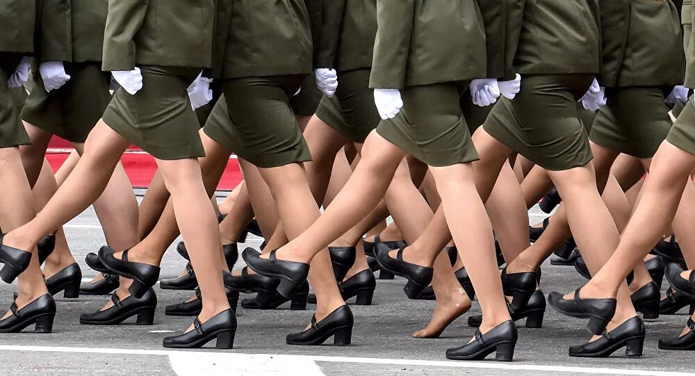Женские ноги на параде. Женщины военнослужащие ножки. Армия в юбках. Обувь для парада для девушек.