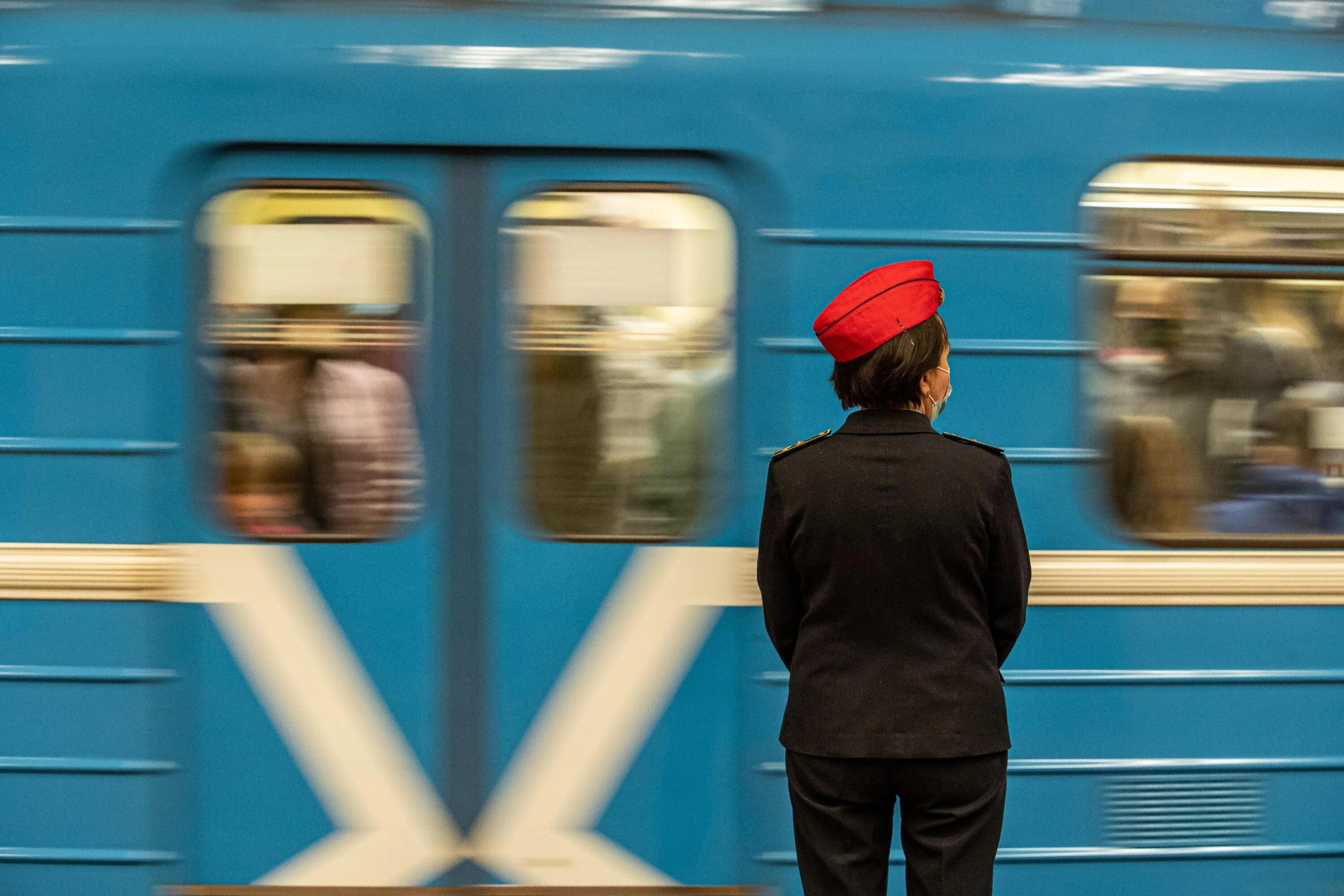 люди в метро в 2020 годах. работа метро в новосибирске в новогоднюю ночь. ночные работы в метро. расписание метро новосибирск маркса. метро новосибирск 2021.