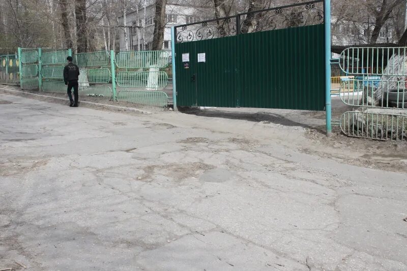 Со двора это где