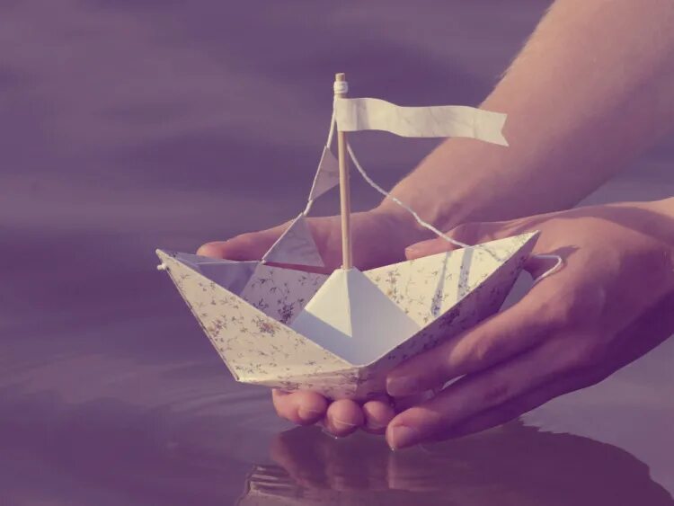 Кораблик из бумаги я по ручью пустил. Бумажный кораблик. Бумажный корабль. Красивый бумажный кораблик. Маленький бумажный кораблик.