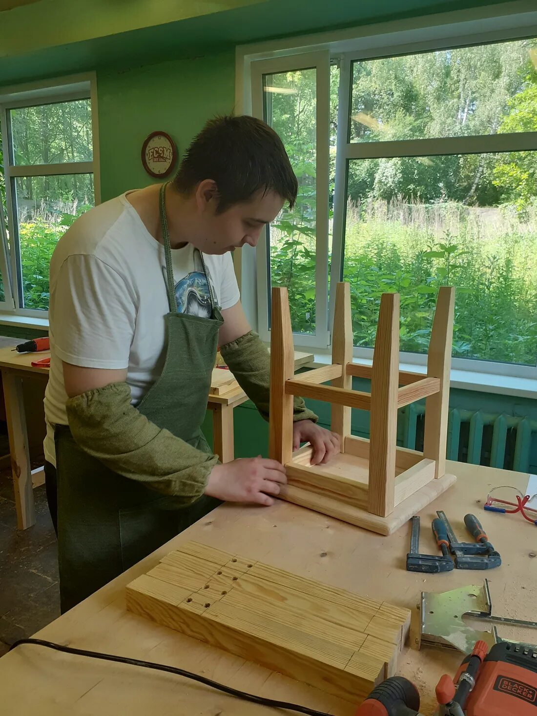 Мастер столярного и мебельного. Мастерская столяра. Федеральные инициативы школах. Изделия столярной мастерской. Мастер столярного дела и мебельного производства.