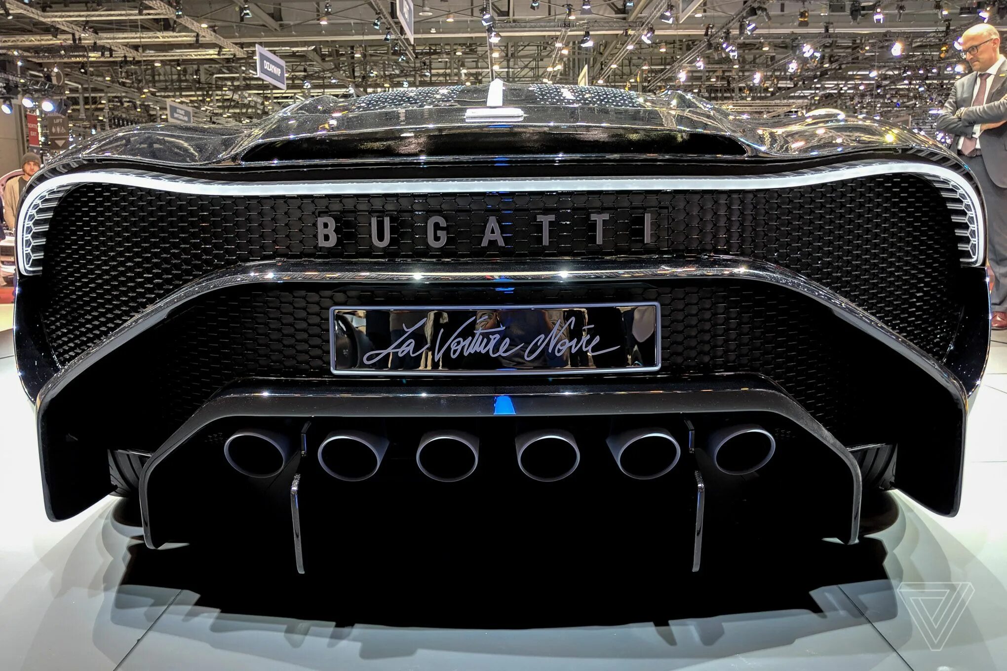 Бугатти за миллиард. Машина Bugatti la voiture noire. Бугатти Bugatti la voiture noire. Бугатти la voiture noire 2021. Bugatti la voiture noire двигатель.