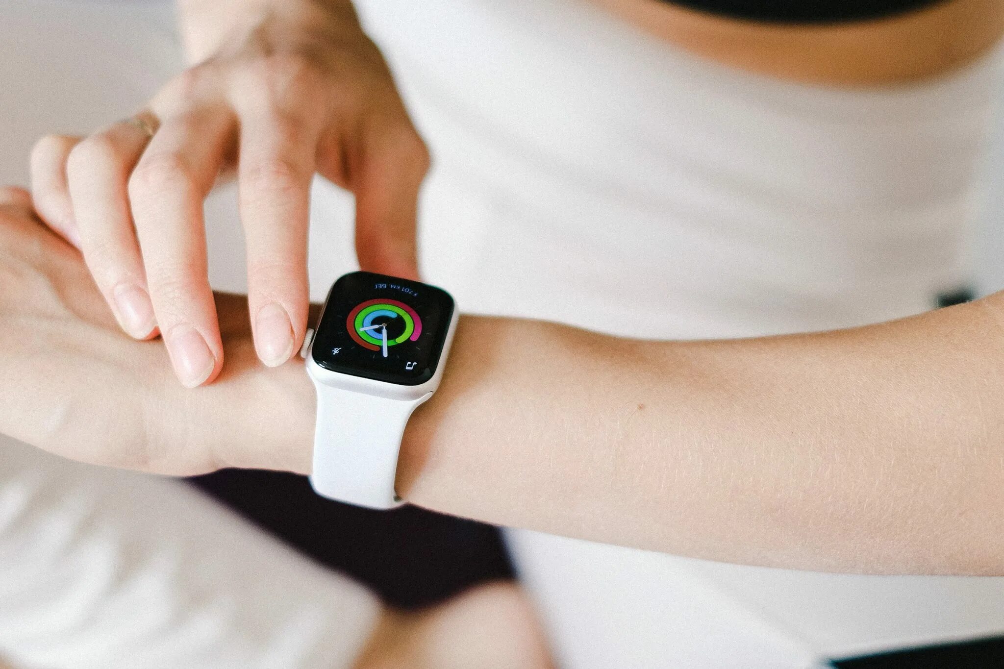 Обзор смарт часов apple watch. Эпл вотч сон. смарт часы с отслеживанием сна. мониторинг сна на apple watch фото. как надевать apple watch.