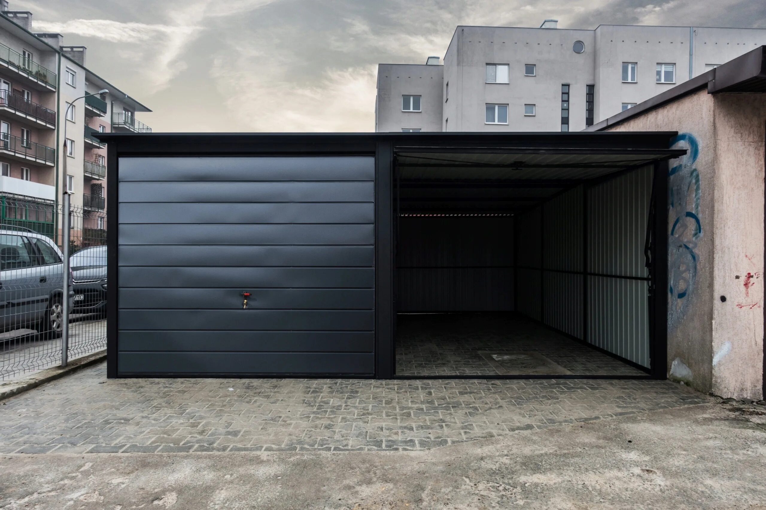 Металлический гараж сборный 6м 4м драйв2. Металлоконструкция гаража. Черный металлический гараж. Широкий гараж. Гараж мет