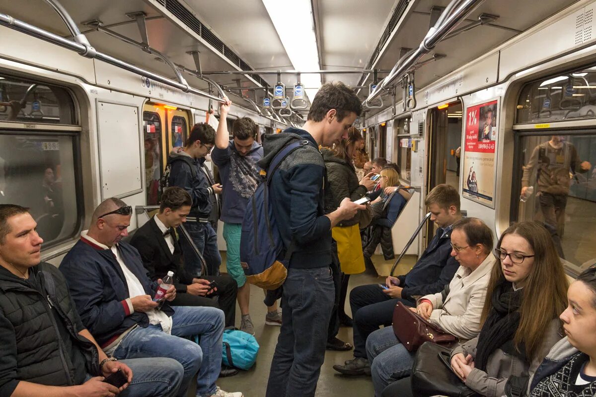 Можно метро выйдя. Люди в вагоне метро. Вагон метро. Метро внутри с людьми. Пассажиры метро.