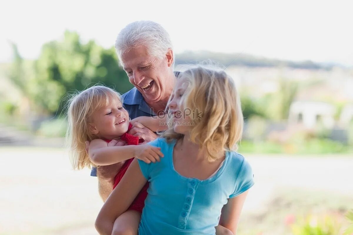 Порнно дедушка с внучкой. Grand daughter and granddad. Дед и внучка куни девочке. Дед поймал внучку. Дедушка внучка куни