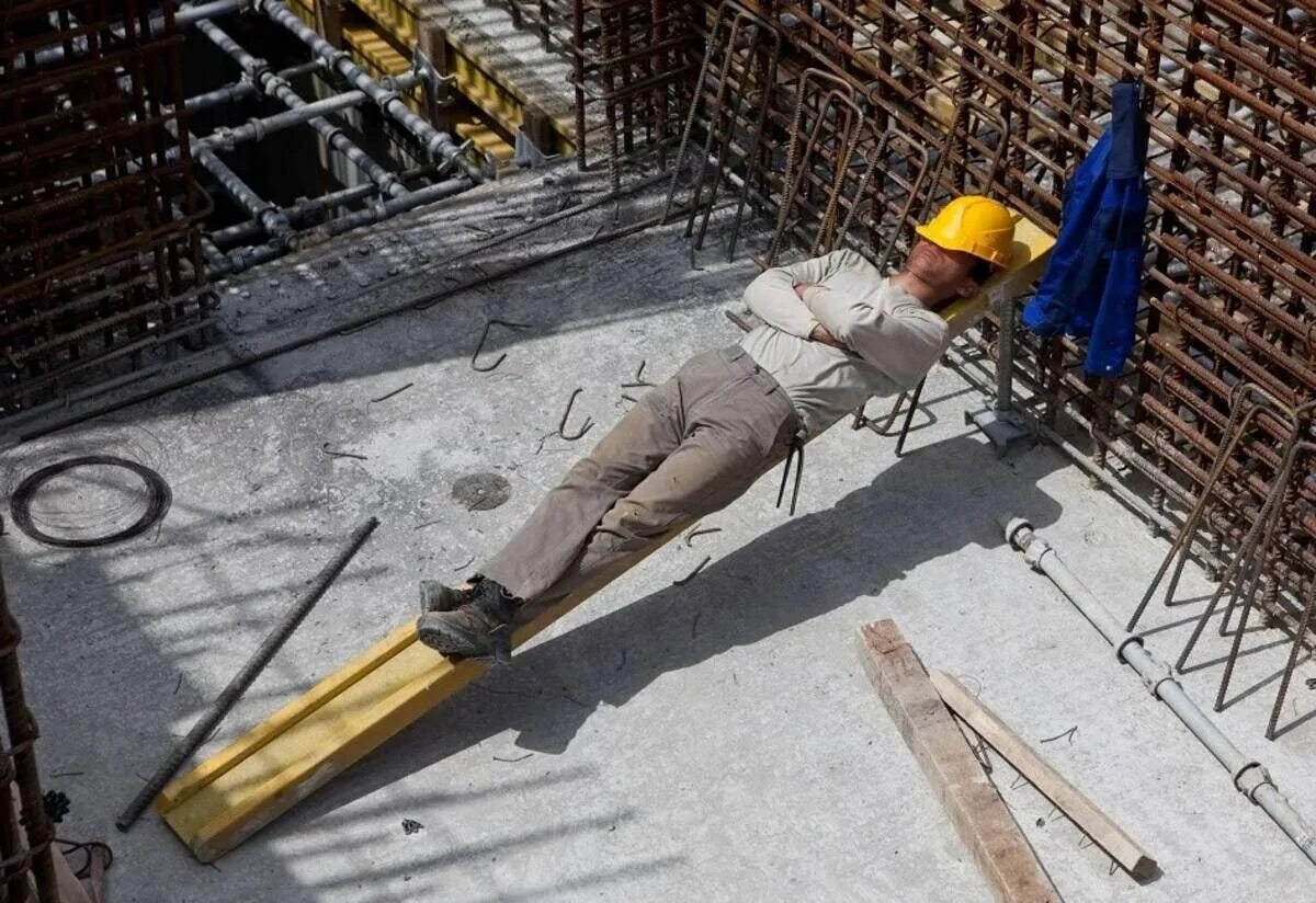 Дизайнер и прораб. Подрядчик в строительстве. Рукопожатие на стройке. Строитель домов. Строительная бригада.