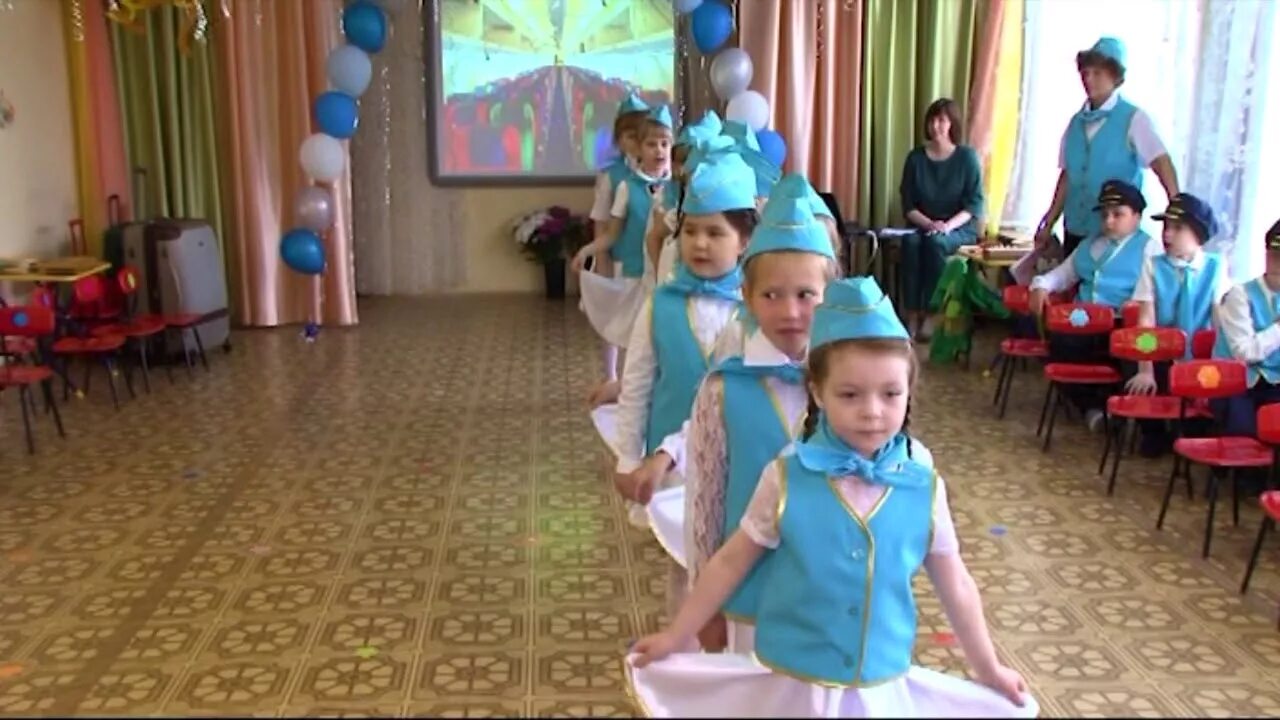 Танец стюардесс в детском саду. Выход стюардессы на утреннике в детском саду. Костюм стюардессы для девочки. Танец стюардесс в детском саду на выпускной. Выпускной в саду в стиле стюардесс.
