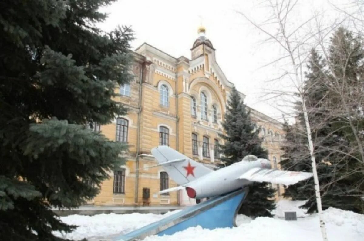 Летное училище оренбург гагарина. Оренбургское военное авиационное училище летчиков. Авиационное училище оренбург. Гагарин летное училище самолет оренбург. Гагарин в оренбургском летном училище.