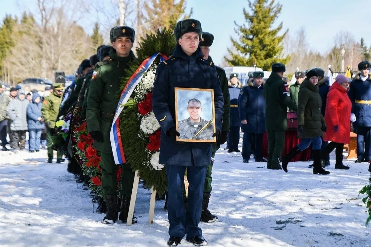 Прощание с воином. Похороны военнослужащего погибшего на Украине. Похороны солдат погибших в Украине 2022. Прощание с военнослужащими солдатами.