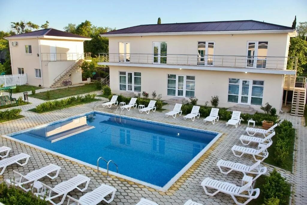 Отель фэмили бамбора гудаута. Бамбора абхазия. Villas отель бамбора. Бамбора отель абхазия. Бамбора коттеджный комплекс в гудауте.