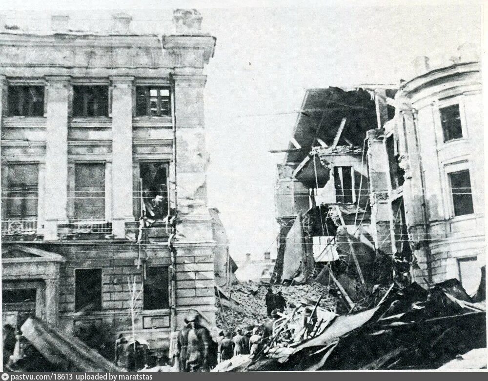Разрушенные здания москвы. Разрушенное здание театра вахтангова 1941.. бомбёжка москвы 1941. бомбардировка москвы 1941 разрушения.