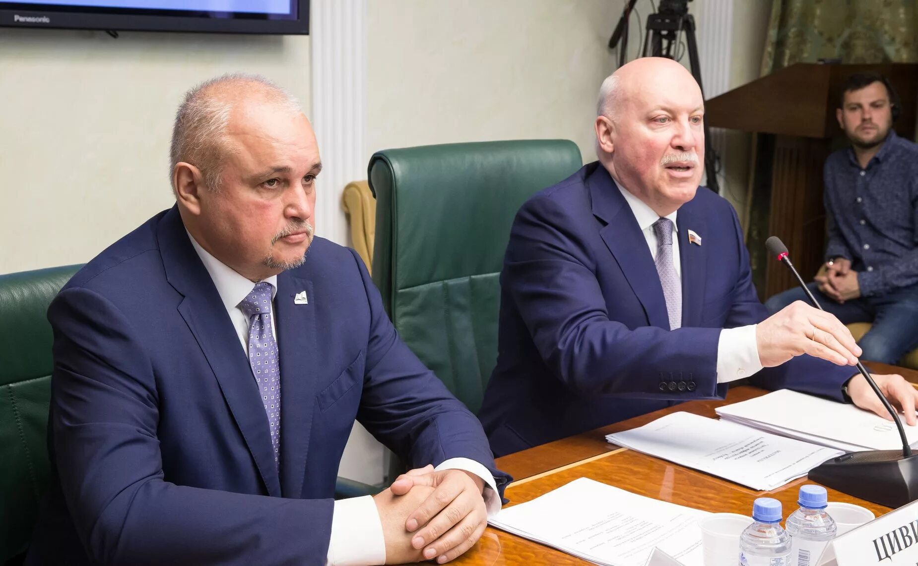 с участием представителей