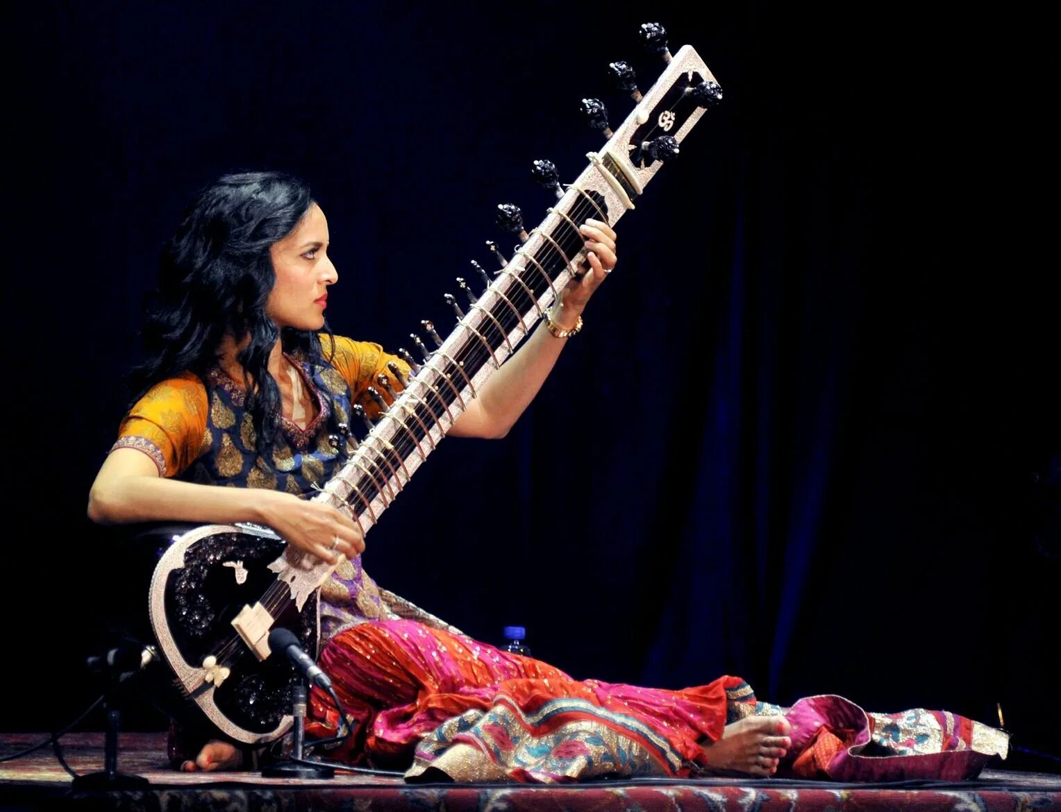 Музыка индиска. Индийский инструмент ситар. Анушка Шанкар. Ситар музыкальный инструмент. Ситар Маюри.