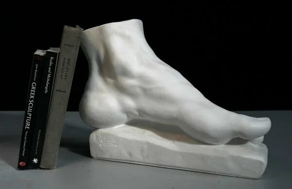 Нога статуя. Стопа скульптура. Ноги для скульпторов. Статуэтка ножки. Анатомическая скульптура стопы ног.