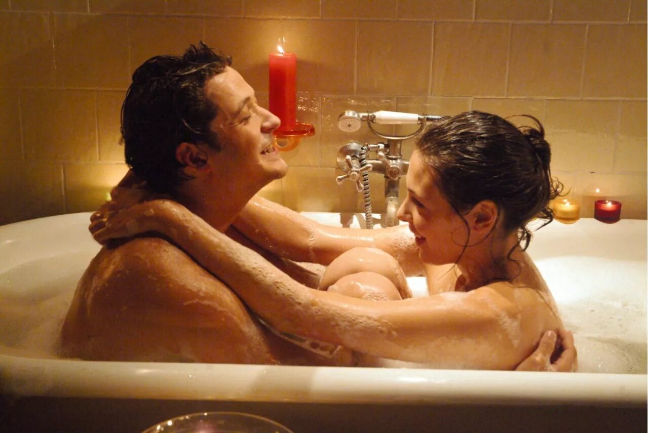 Романтичная ванная. Влюбленные в ванной. Романтик в ванне. Принимаю ванну с парнем. Принимаю ванну с парнем.