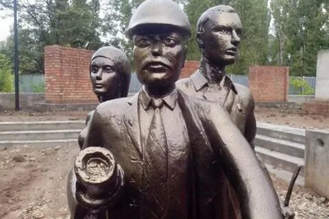 Памятник строители