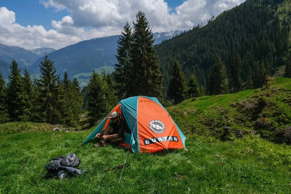 Camping php. Кемпинг. Поляна для кемпинга с видом на горы. Кемпинг в горах 16:9. Кемпинг Эстетика.