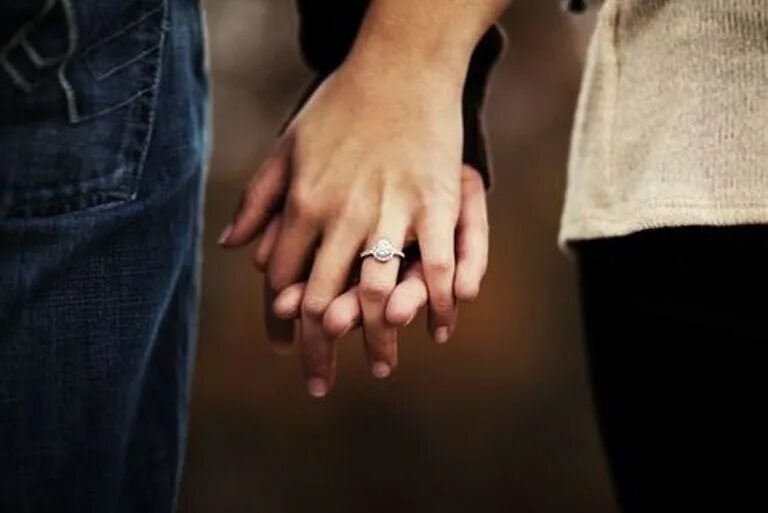 Крепко держит предложение. Мужская рука. Красивые мужские руки. Мужская и женская рука вместе. Руки влюбленных.