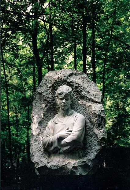 Есенин кладбище. Могила есенина на ваганьковском кладбище. Ваганьковское кладбище могила есенина. Могила сергея есенина на ваганьковском кладбище. Есенин кладбище.