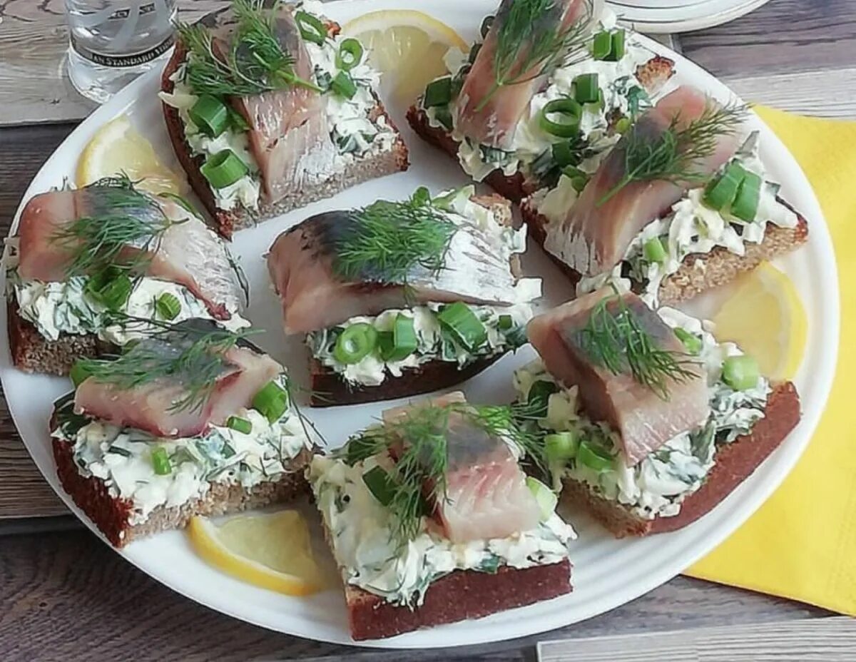 Тартинки с селедкой мировой закусон. Необычные закуски. Закуски на стол. Красивые и вкусные закуски. Чем удивить гостей блюда