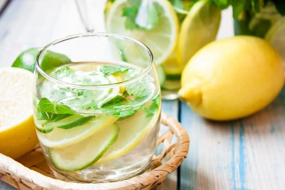 водичка с лимоном. что добавить в лимонную воду. вода с лимонным соком. стакан с лимоном. вода с лимоном.