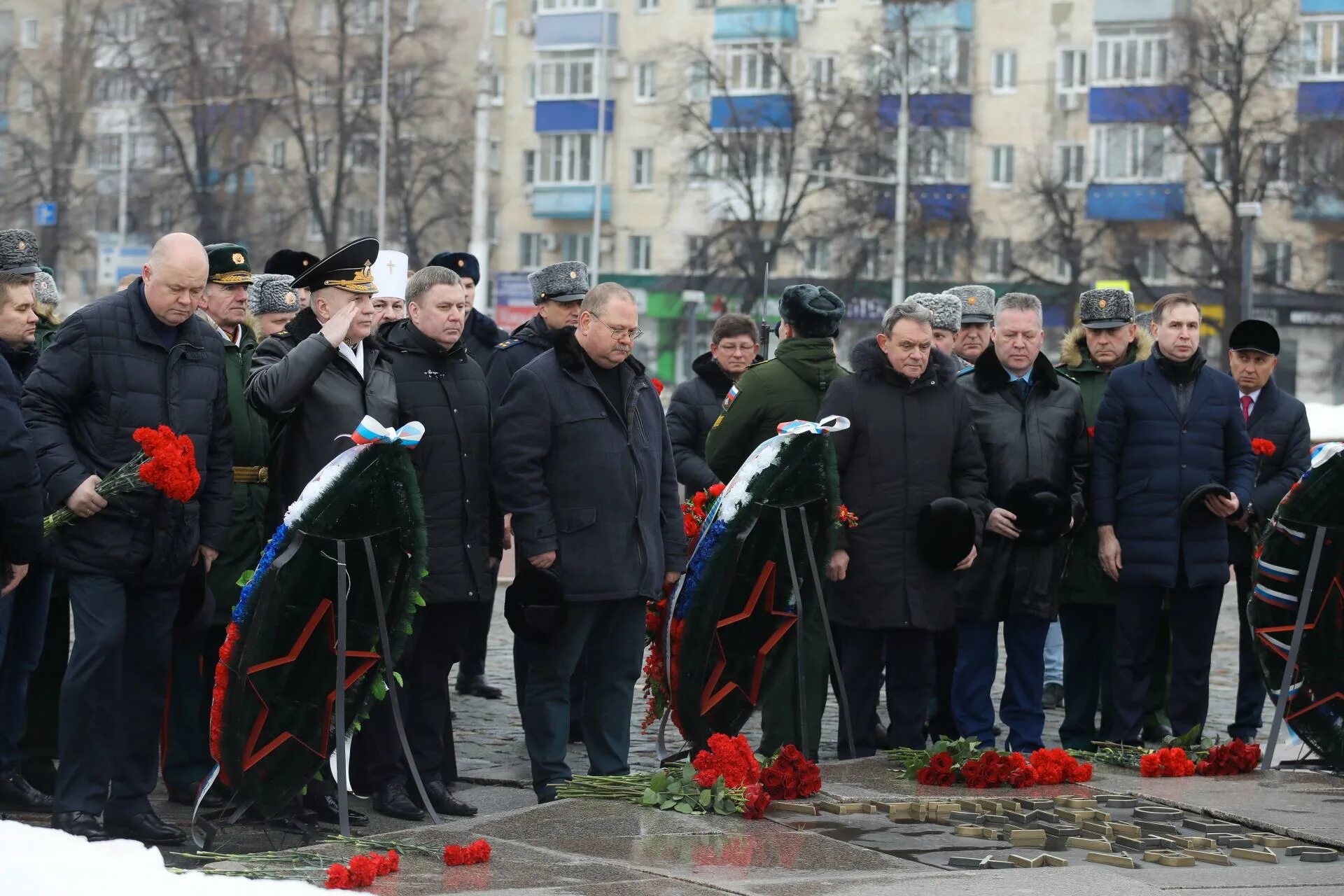 Возложение цветов к монумент воинской и трудовой славы (Пенза). Возложение цветов. Возложение венков 23 февраля. Возложение цветов 23 февраля.