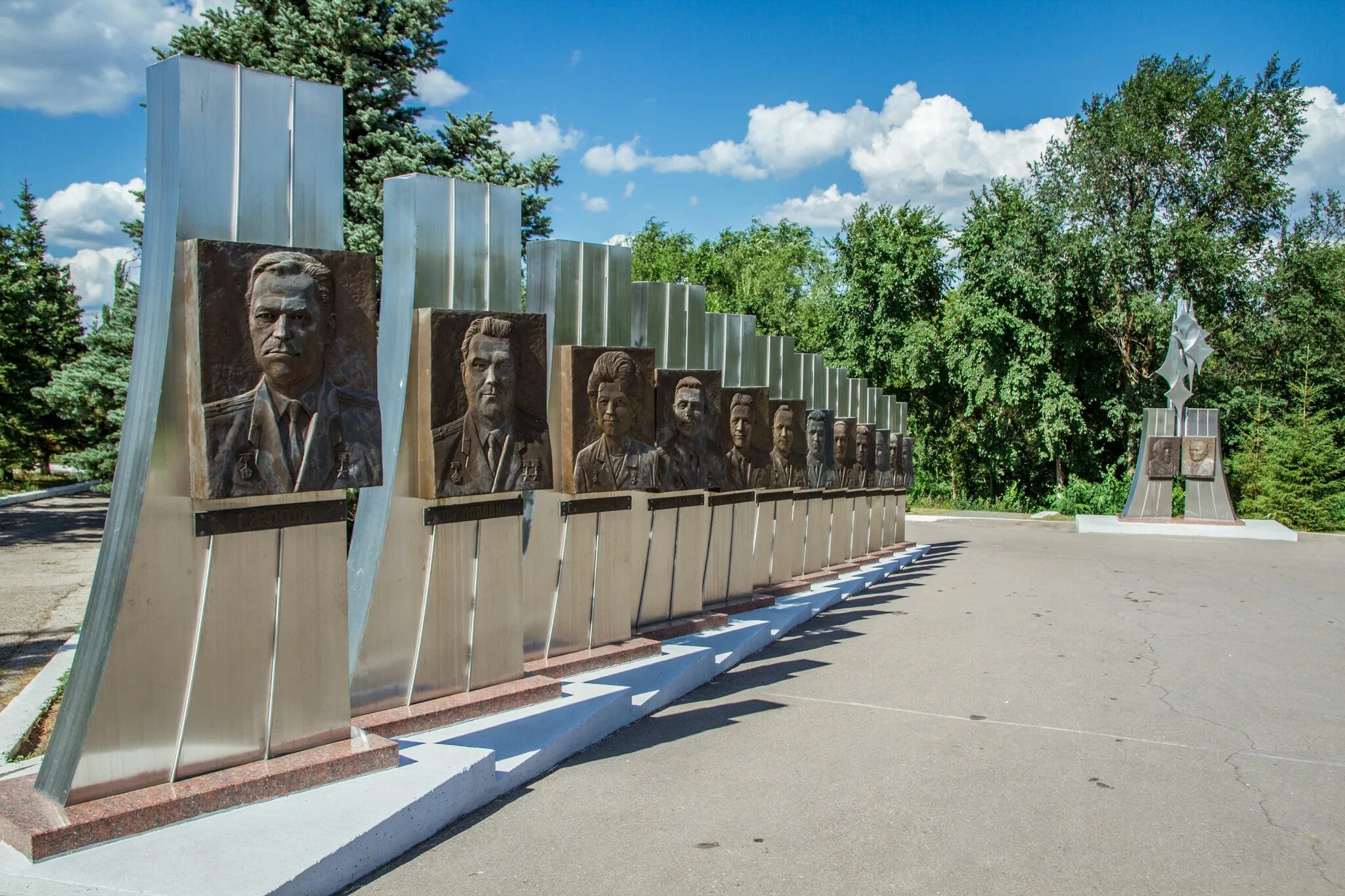 Место приземления гагарина в энгельсе. Парк Гагарина Энгельс. Парк приземления Гагарина Энгельс.