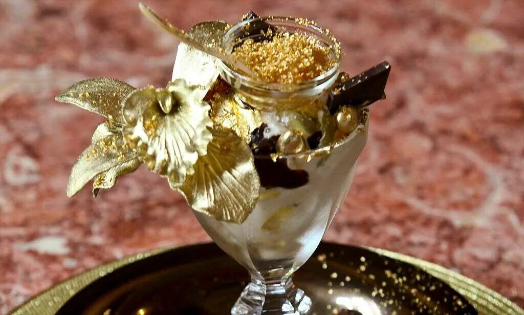 Дорогой десерт. Мороженое Golden Opulence Sundae. Десерт Frrrozen Haute Chocolate. Шоколадный пудинг Фаберже $34500. Сандей «Frrrozen Haute Chocolate».