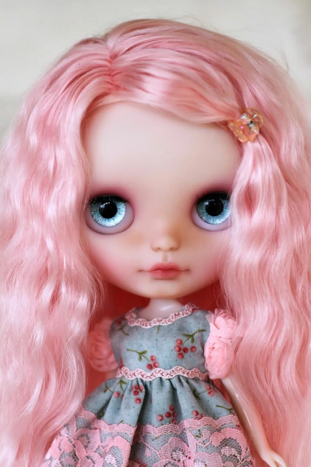 Розовая куколка. Кукла Блайз. Dolly Dolly Blythe. Кукла с розовыми волосами. Кукла с розовыми глазами.