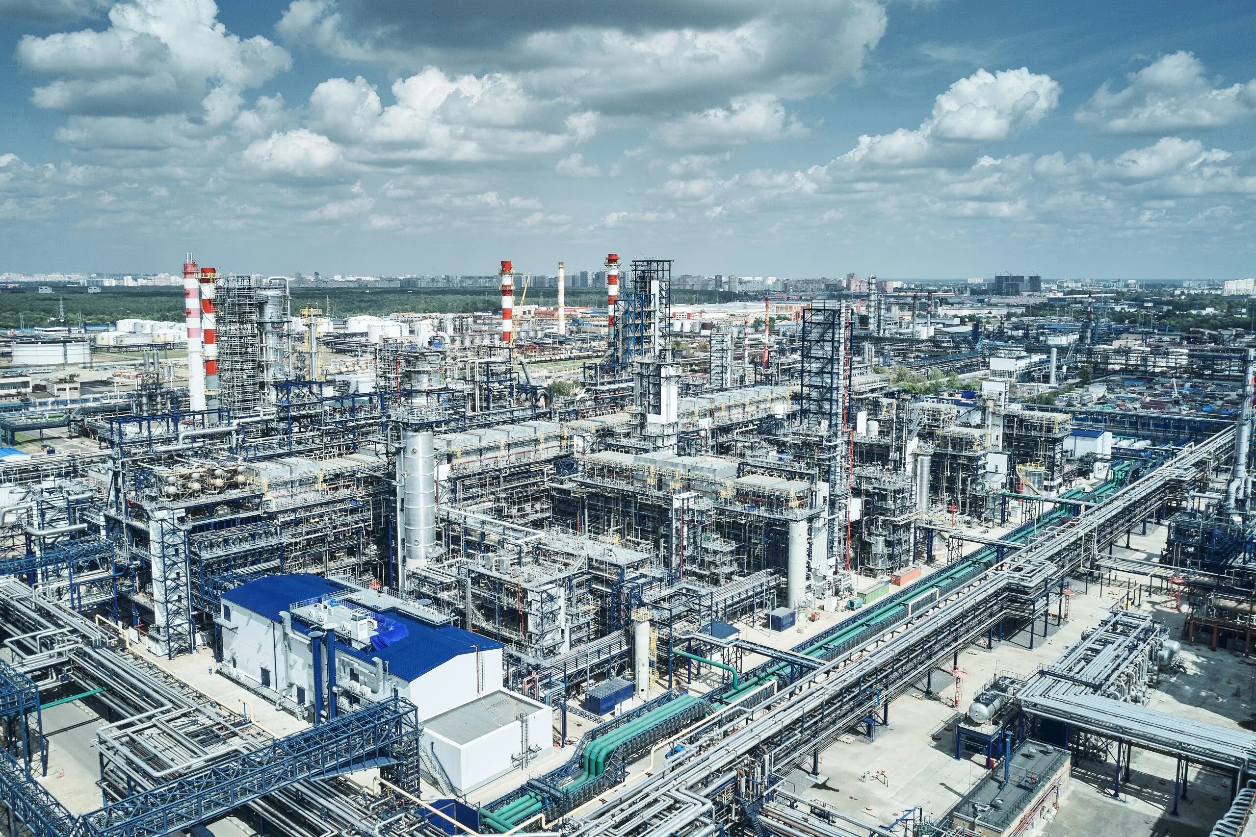Самый крупный нефтеперерабатывающий завод. Московский нефтеперерабатывающий завод капотня. нефтеперерабатывающий завод в капотне. мнпз капотня. онпз омский нефтеперерабатывающий завод.