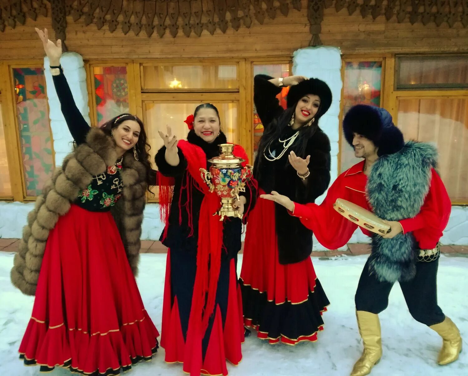 цыганки на улице. цыганская зимняя одежда. цыганский табор. патриция шаркози. цыганка на рынке.