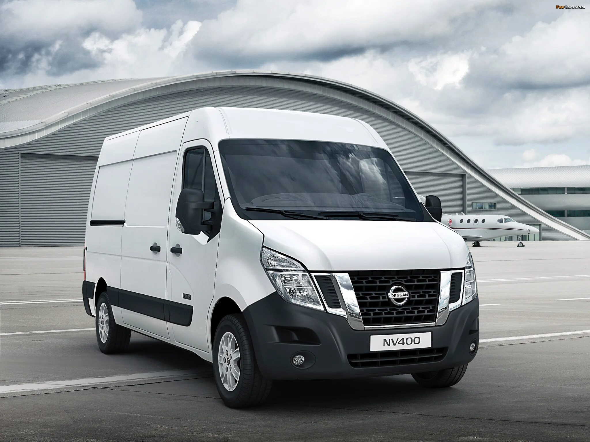 Грузовые коммерческие автомобили. Nissan nv400. Фургон Nissan nv400. Ниссан нв 400. Nissan nv400 4x4.