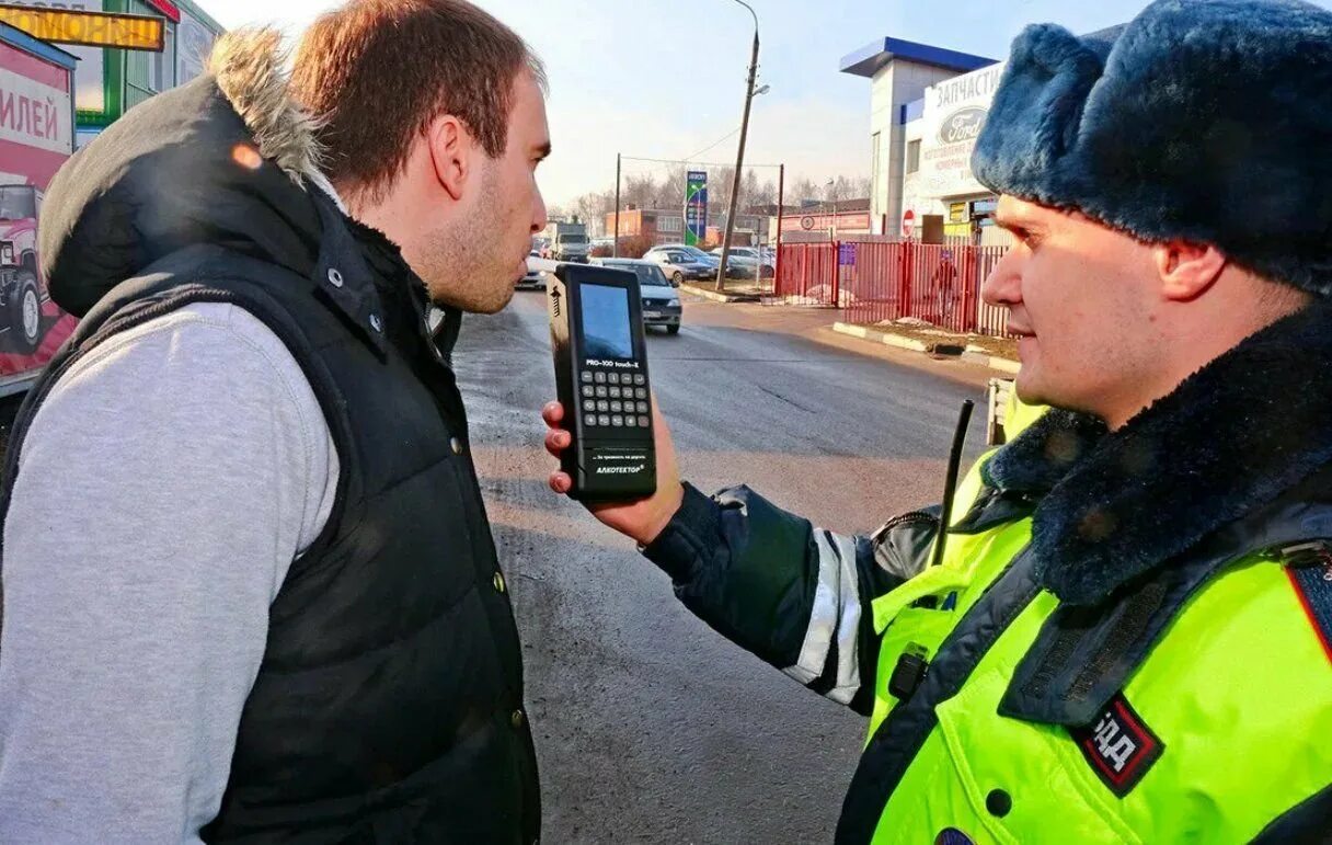 Водитель вс рф. Освидетельствование на состояние алкогольного опьянения. Медицинское освидетельствование на состояние опьянения. Дует в алкотестер. ДПС медосвидетельствование.