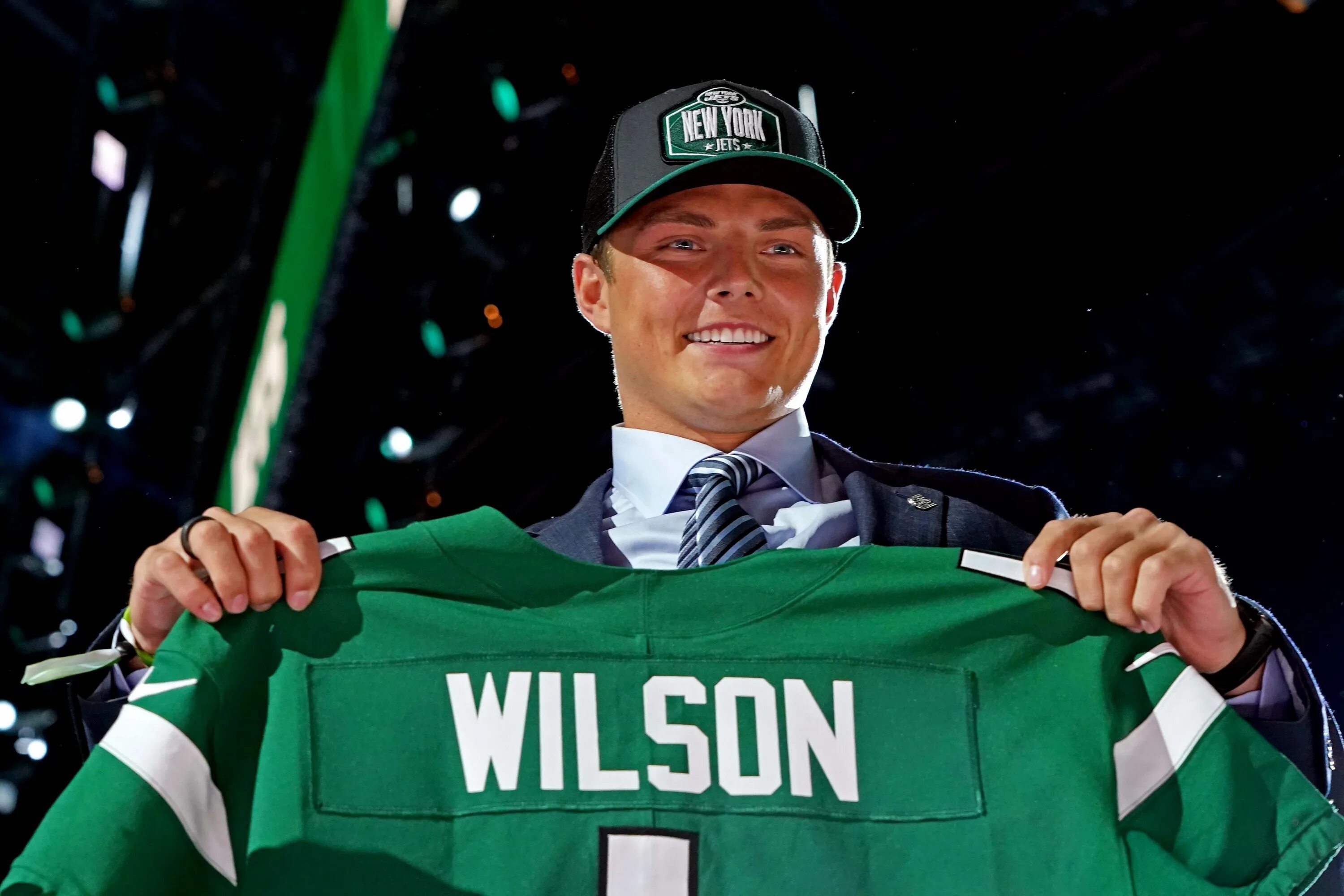 New York Wilson 2. New York Jets Jeff Wilson. Jet. Willson hand. Should throw