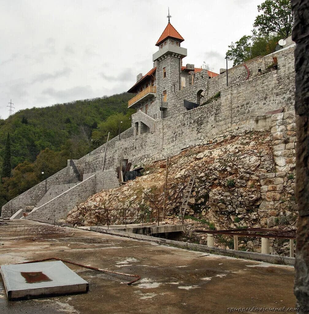 Замок принца Ольденбургского. Замок в Гаграх Ольденбургский. Дворец принца Ольденбургского в Гаграх. Замок принца в Гаграх. Принц ольденбургский в абхазии