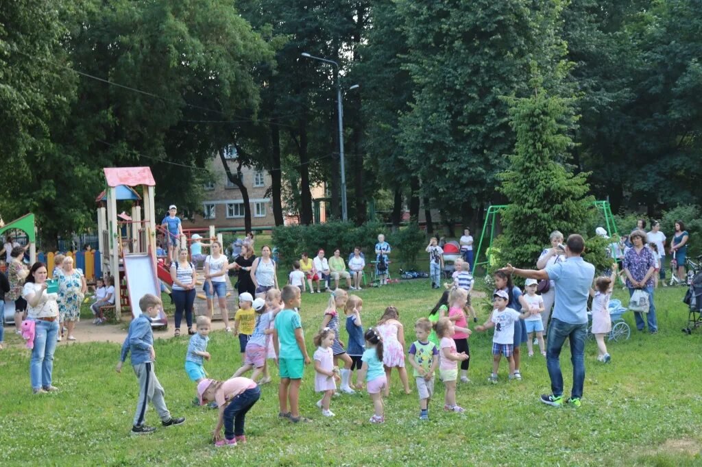 Фабрика 1 мая Москва Рязановское поселение. Поселок фабрики 1 мая поселение Рязановское. Парк на фабрике им 1 мая. Посёлок фабрики первое мая. День поселка майское