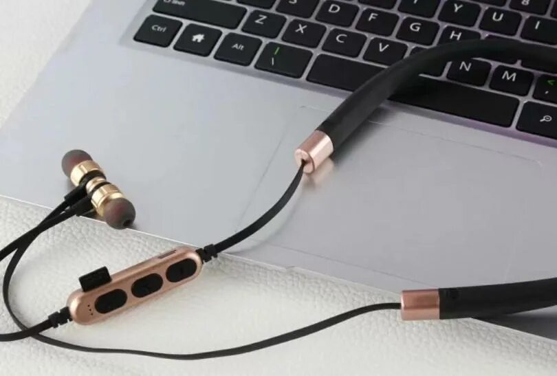 Подключение наушников wireless. Микрофон от наушников. микрофон к наушникам. блютуз наушники для пк. проводные наушники от телефона к компьютеру.