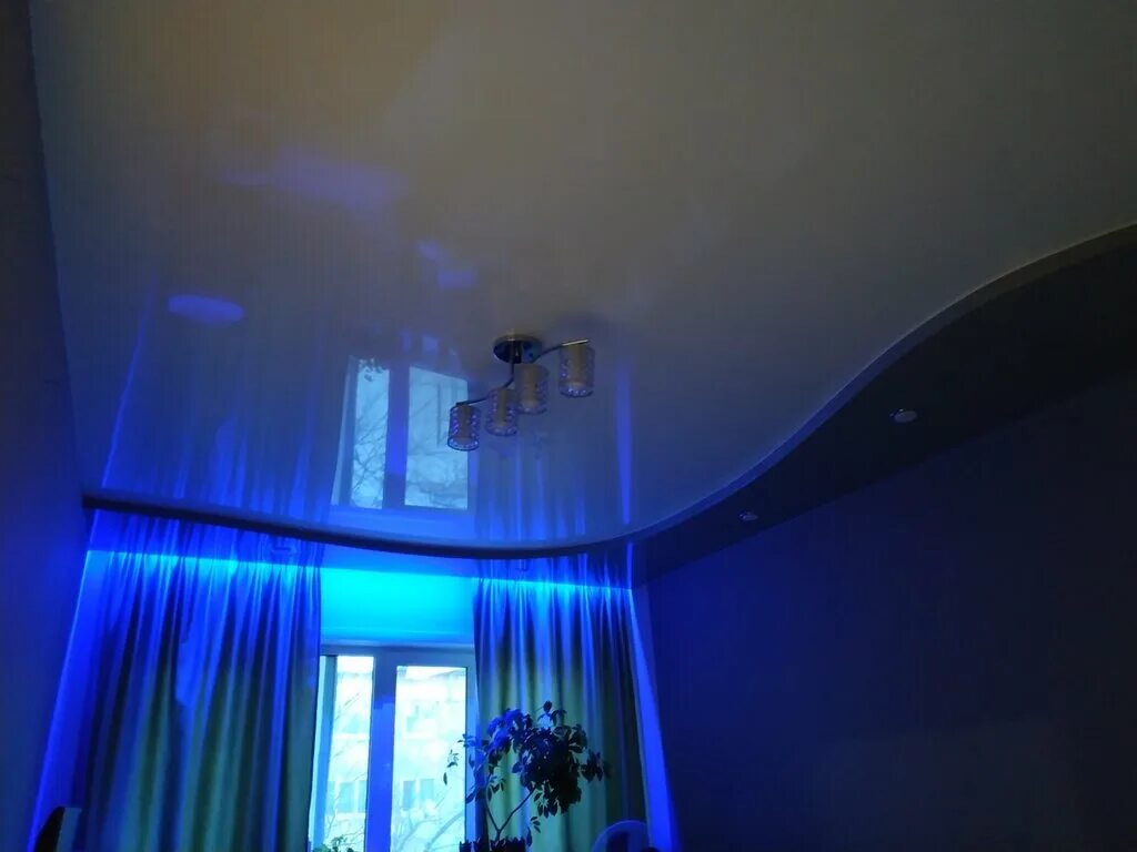 подсветка под шторы натяжной потолок. подсветка у штор потолок. подсветка под шторы натяжной потолок. подсветка штор светодиодной лентой. ниша для штор с подсветкой.